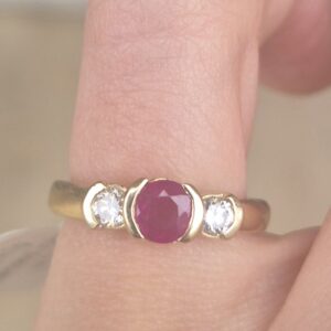 14k 4.1g ruby and diamond half bezel ring- sz5.25