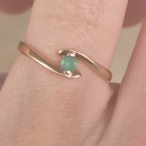 14k 1.6g tension set emerald ring- sz6