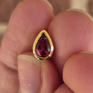 18k 1.9g bezel set garnet pendant