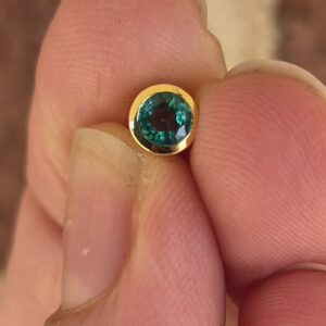 18k 0.6g bezel set emerald pendant