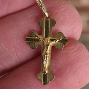 10k 0.9g rounded crucifix charm