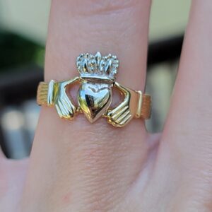 14k 3.4g two-tone claddagh ring- sz6