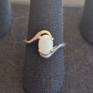 10k white gold and opal ring- sz 6.25