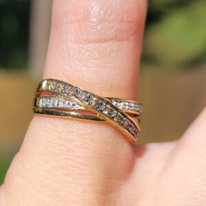 18k 2.6g white/chocolate diamonds ring- sz5
