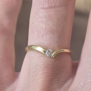 18k 1.8g chevron ring with diamond- sz6.25