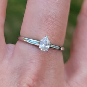 18k 2.0g white gold pear solitaire ring- sz7