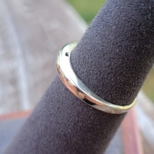 Alternative view of 14k 2.2g white gold small convex ring- sz 5.25