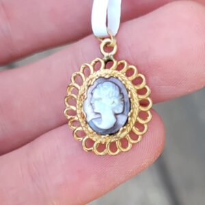 14k 2.9g frilly cameo pendant