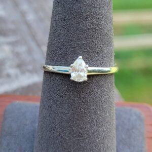 Alternative view of 18k 2.0g white gold pear solitaire ring- sz7