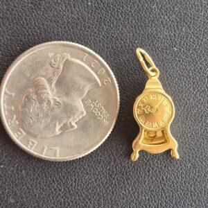 Alternative view of 18k 2.8g clock charm