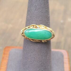10k 4.0g green stone ring- sz6.5