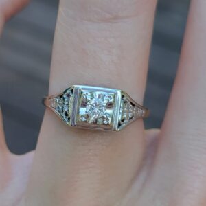 14k 3.0g white gold antique-style diamond ring- sz6.75