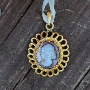 Alternative view of 14k 2.9g frilly cameo pendant