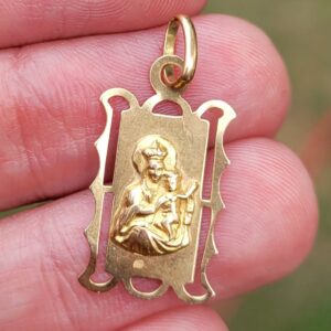 18k 1.4g Madonna and Child charm