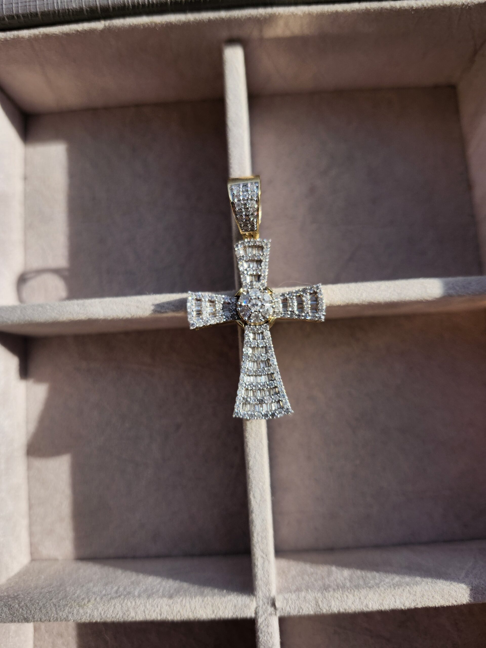 10k 5.9g Diamond Cross 1.8" - Image 6