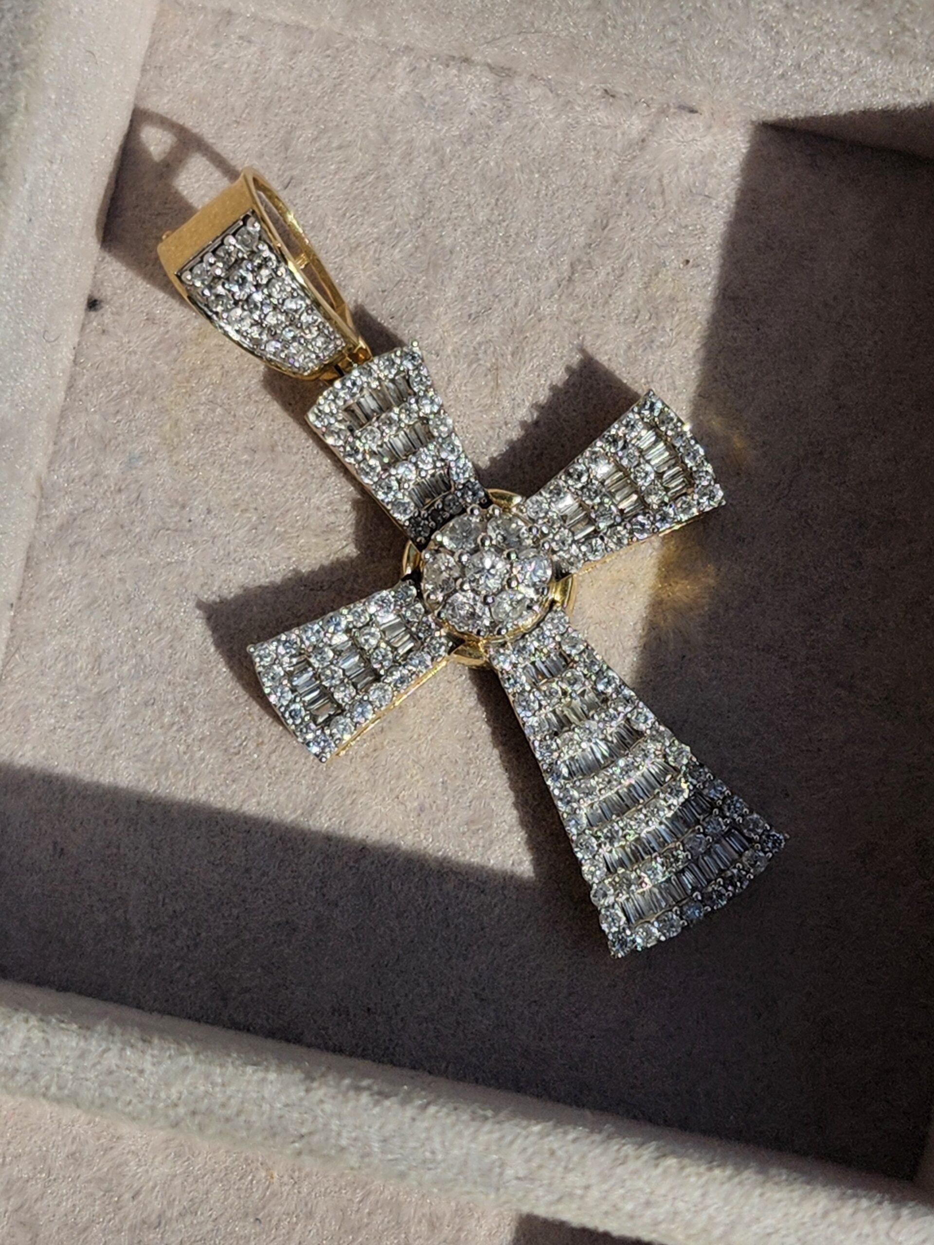 10k 5.9g Diamond Cross 1.8" - Image 2