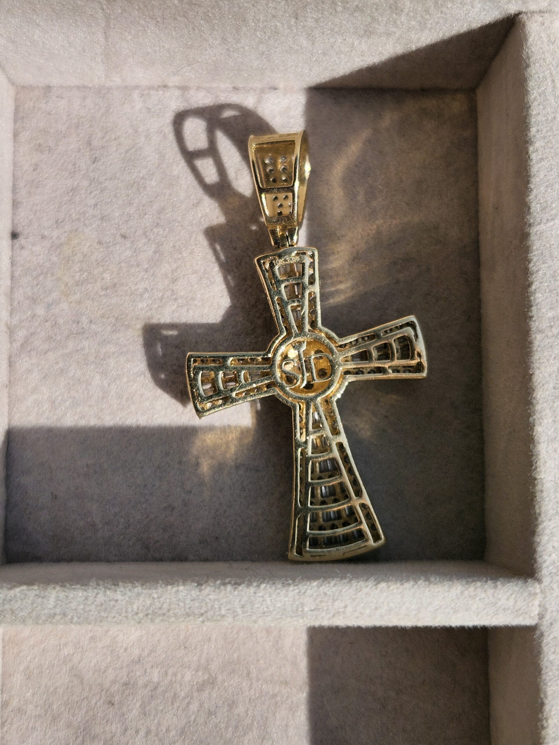 10k 5.9g Diamond Cross 1.8" - Image 4