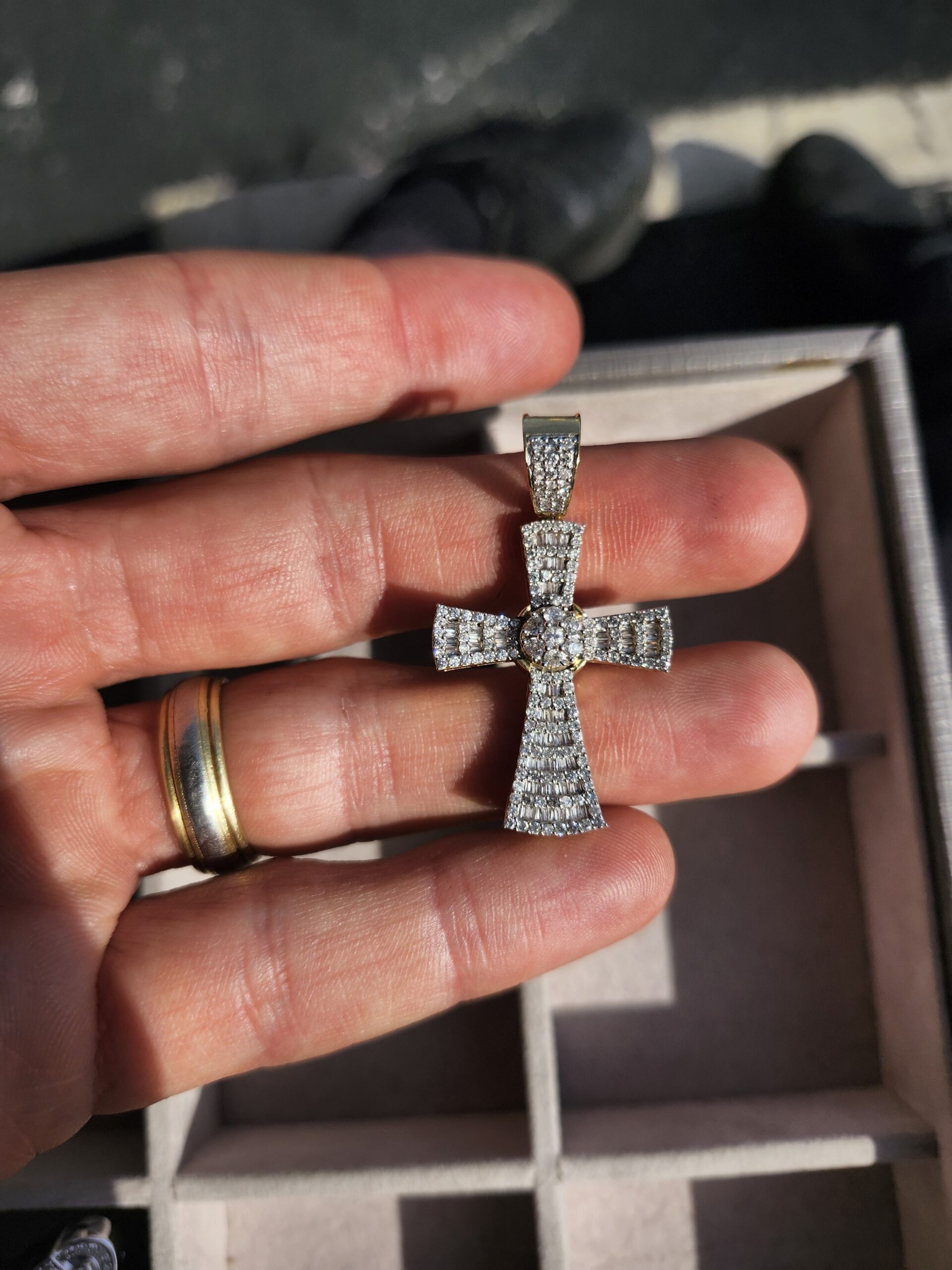 10k 5.9g Diamond Cross 1.8" - Image 5