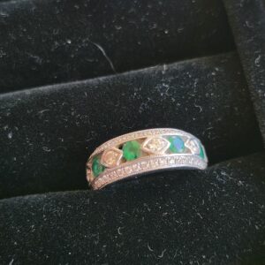 18k 5.5g Diamond and Emerald Small White Ring Sz 4.75