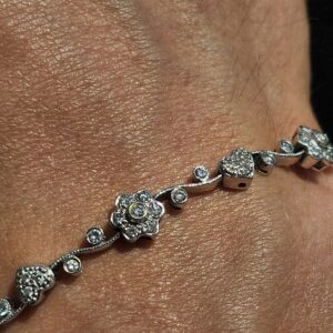 Alternative view of 13.3g 18k White Gold and Diamond 7"