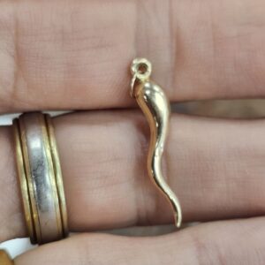Alternative view of 14k 0.4g Itallian Pepper 🌶 1.5"