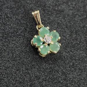 Alternative view of 14k 0.7g Lucky 5 Leaf Emerald Clover Charm