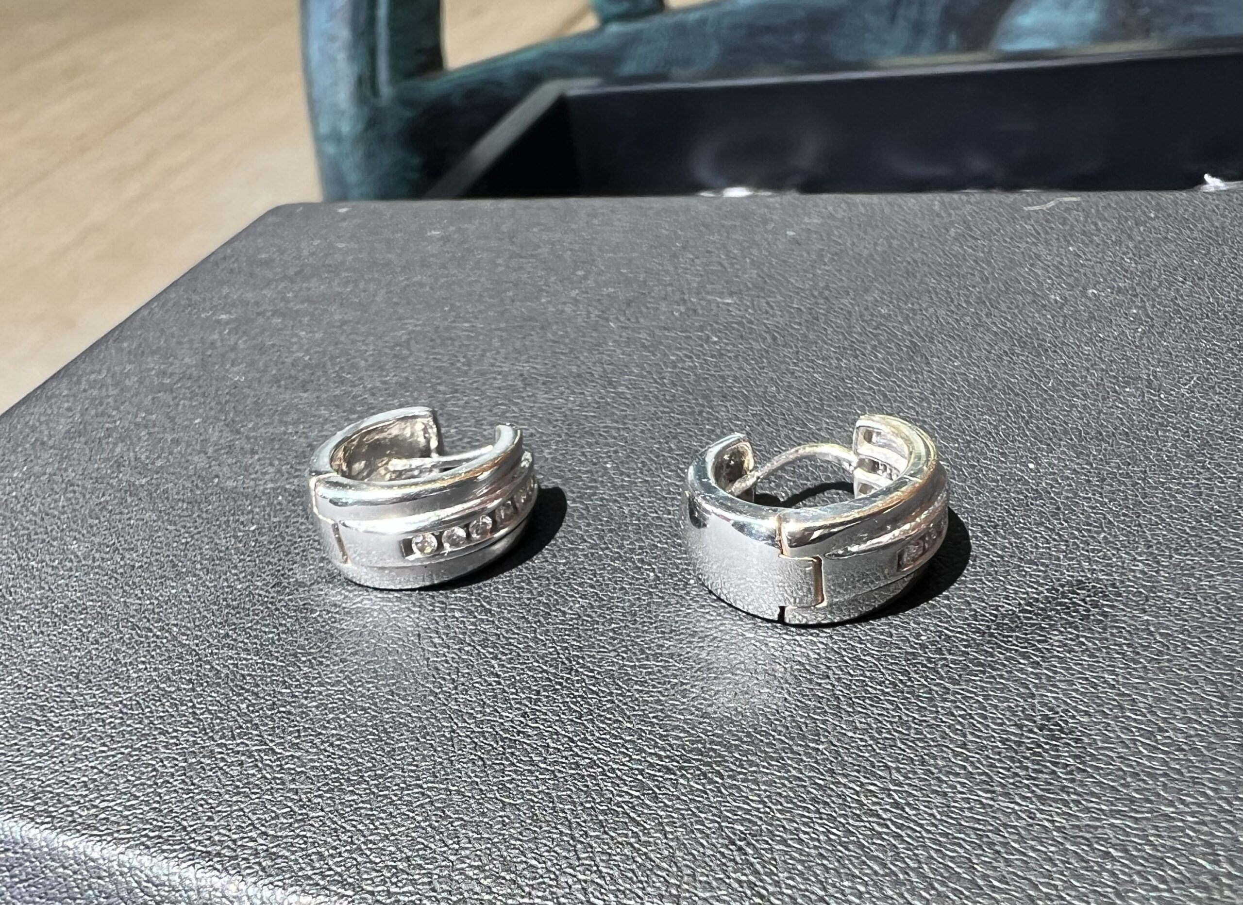 14k 7g White Gold Huggie Hoop Earrings