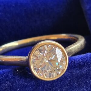 18k 3.8g LAB 1.2CT Bezel Solitare Sz 7.75