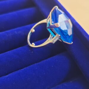 PLAT 10.9g with Large Blue Sone Sz 5