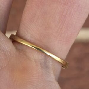 Alternative view of 14k 2.5g diamond/emerald chevron ring- sz7