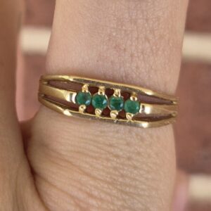 14k 3.rg squared ring with emeralds- sz7