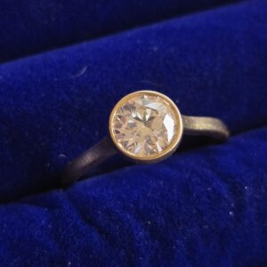 Alternative view of 18k 3.8g LAB 1.2CT Bezel Solitare Sz 7.75