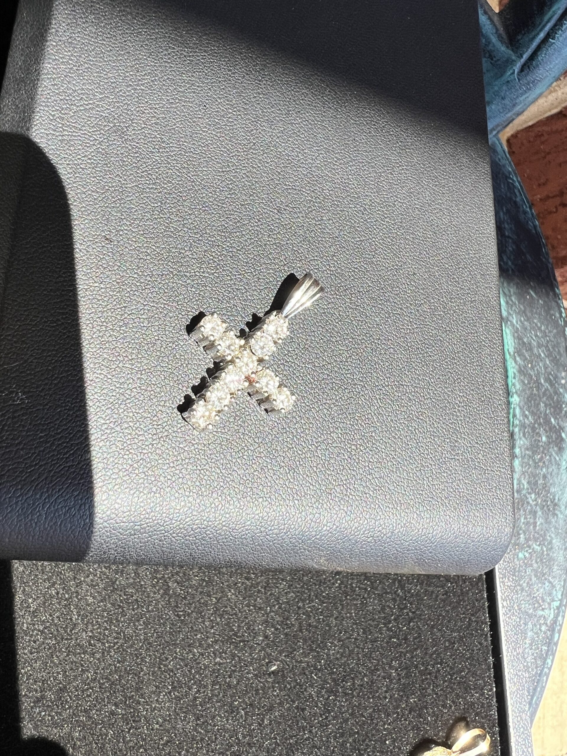 14k 3.9g Gold & Diamond Cross Pendant - Image 5