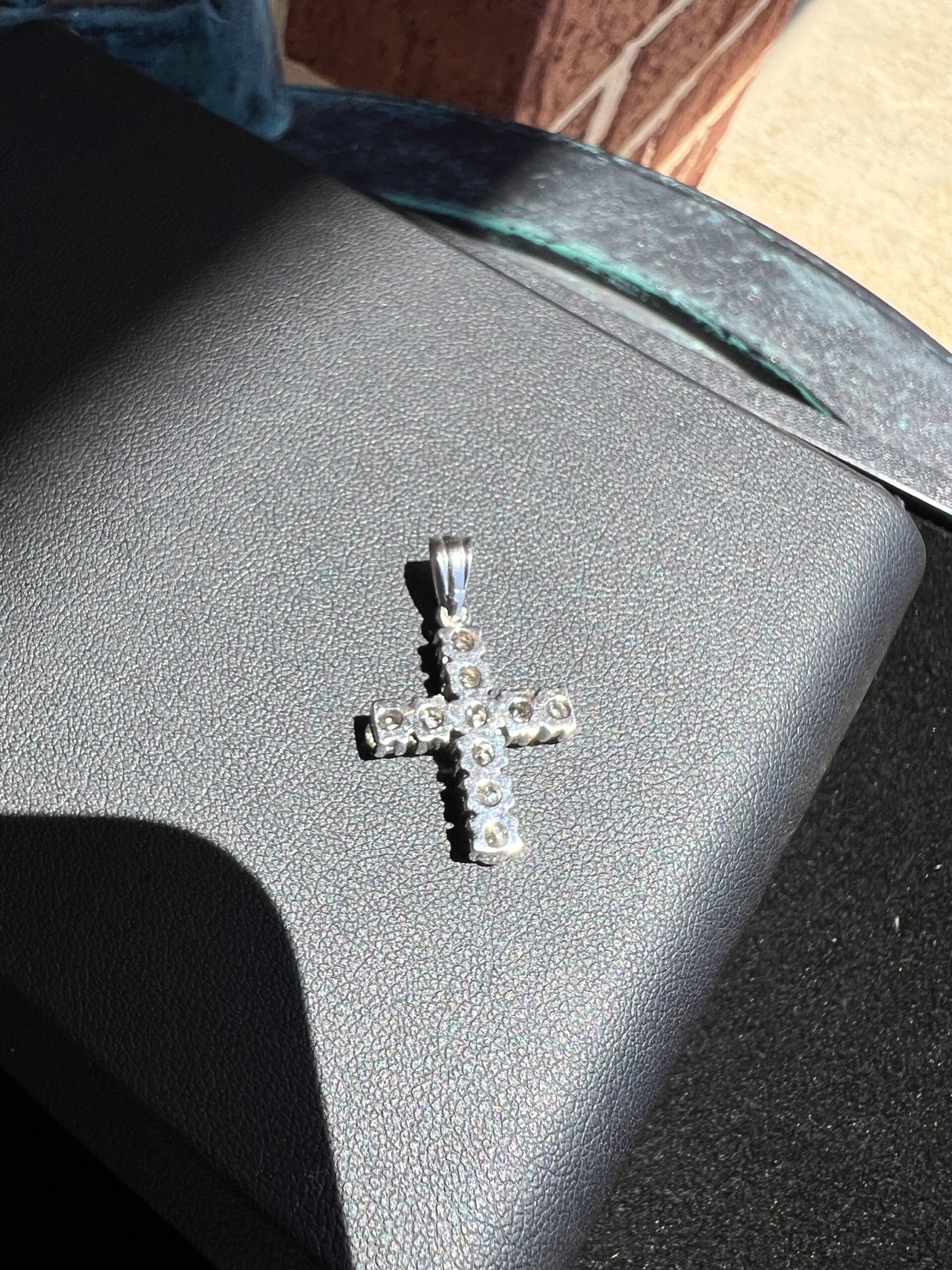 14k 3.9g Gold & Diamond Cross Pendant - Image 4