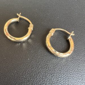 Alternative view of 10k 1.4g Gold Ring Hoop Earrings