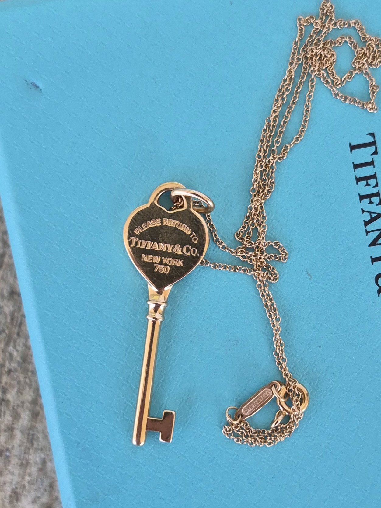 18k 6.7g yellow gold Tiffany & Co key necklace- 19" - Image 2