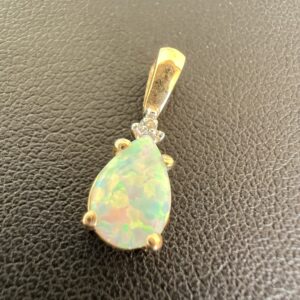 10k 0.8g Gold & White Opal Charm