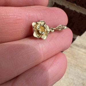 Alternative view of 14k 1.1g Gold Flower Pendant Charm