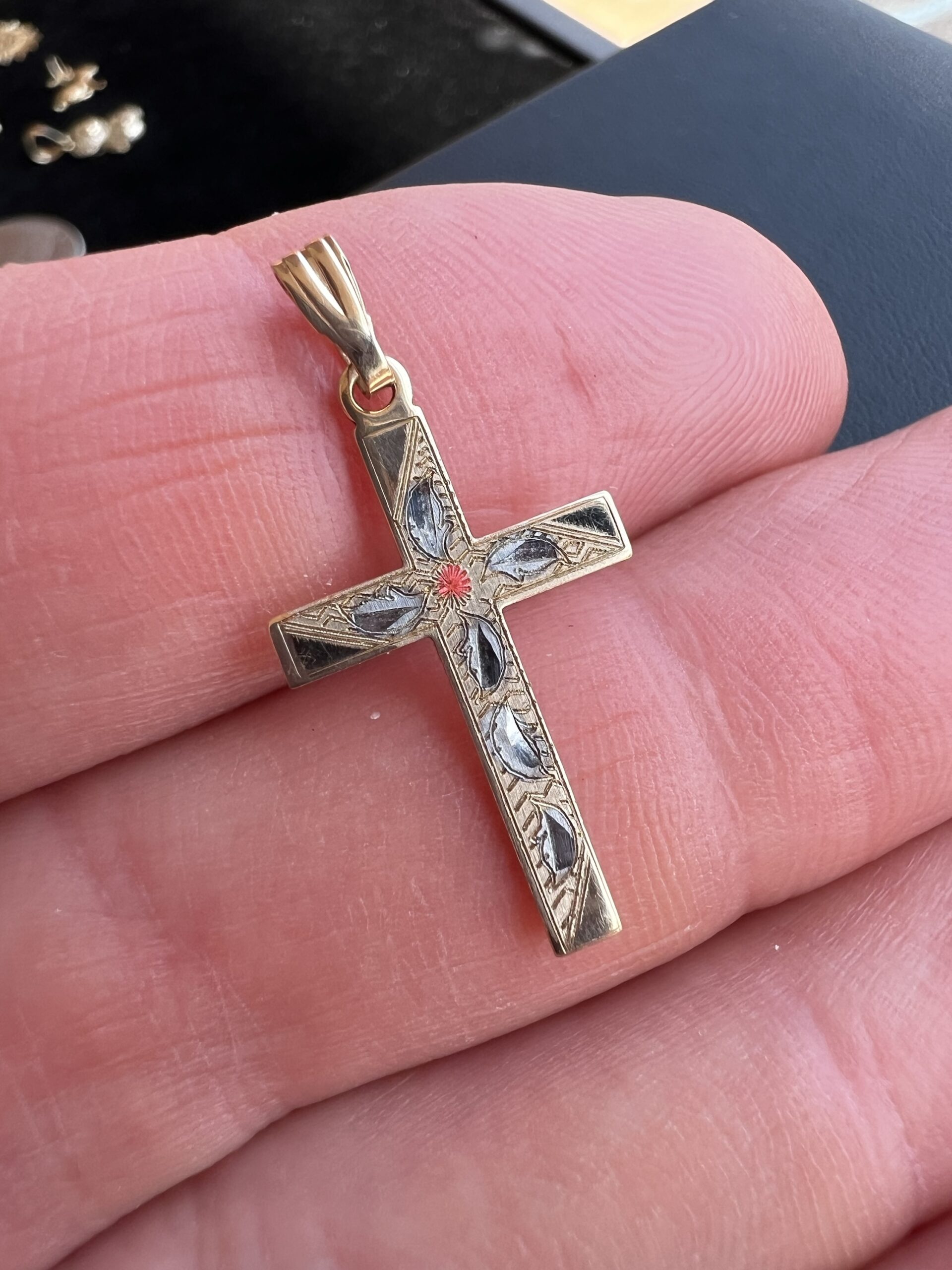 10k 0.7g White & Yellow Gold Cross Charm - Image 2