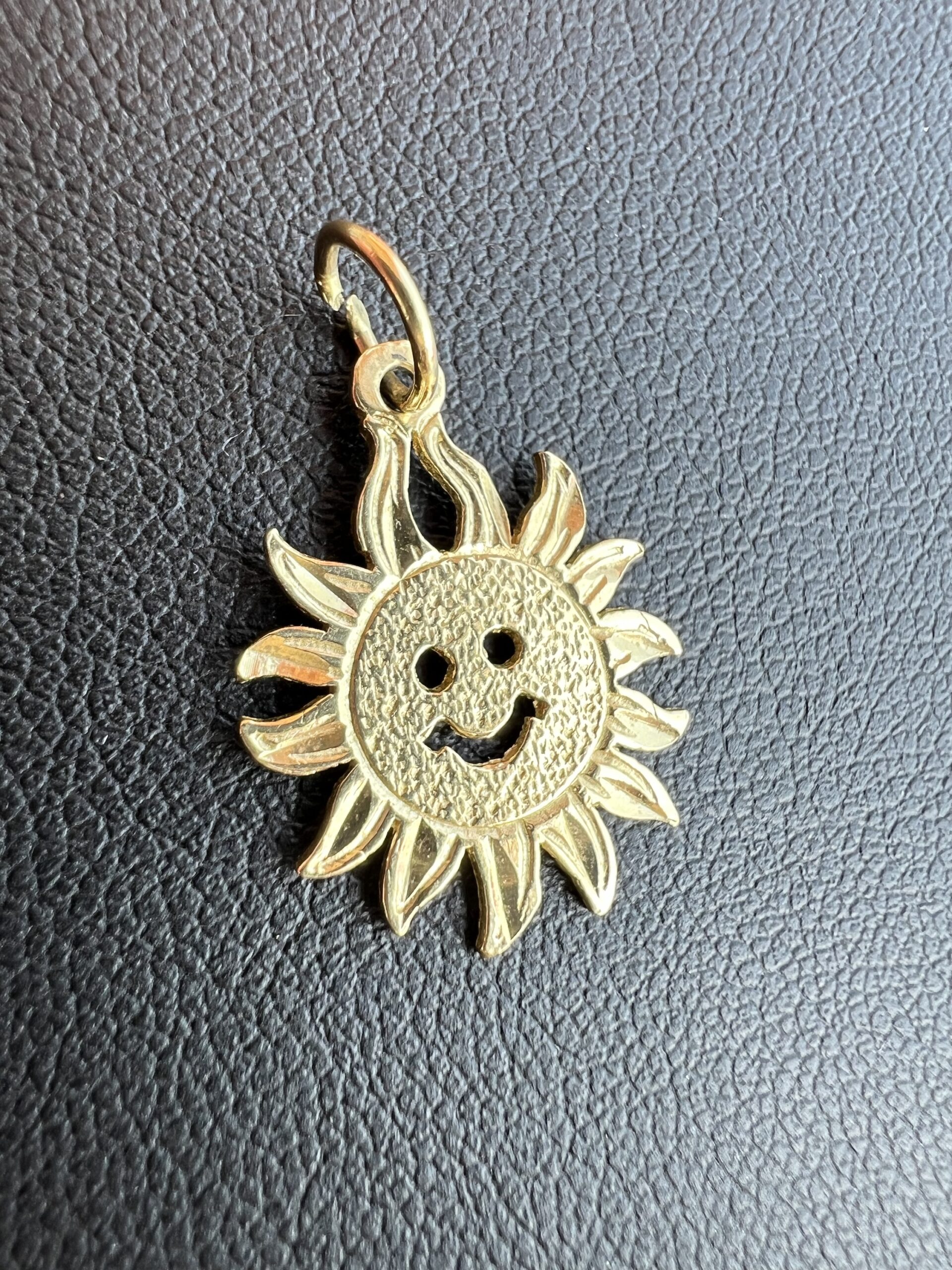 14k 1g Gold Smiling Sun Charm