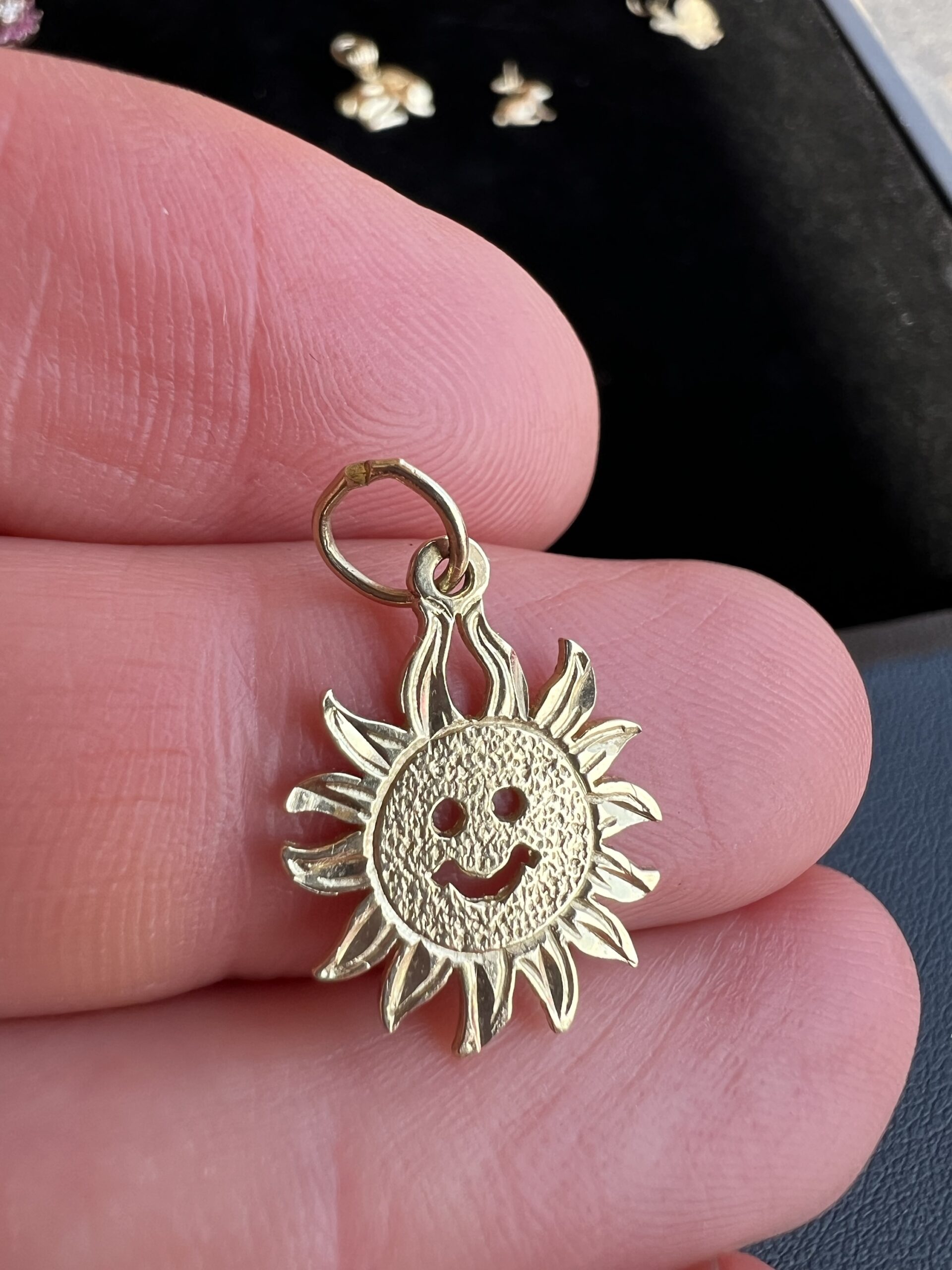 14k 1g Gold Smiling Sun Charm - Image 2