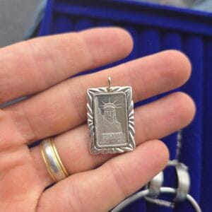 Alternative view of PLAT 8.4g Bezel and Bar Charm