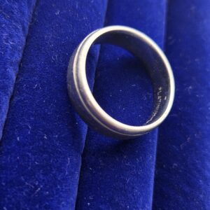 14.3g Plat Band Sz9.75 Ring - Image 5