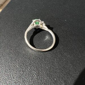 10k 2g White Gold Ring with Emerald Sz 6.75 - Image 4