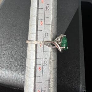 10k 2g White Gold Ring with Emerald Sz 6.75 - Image 5