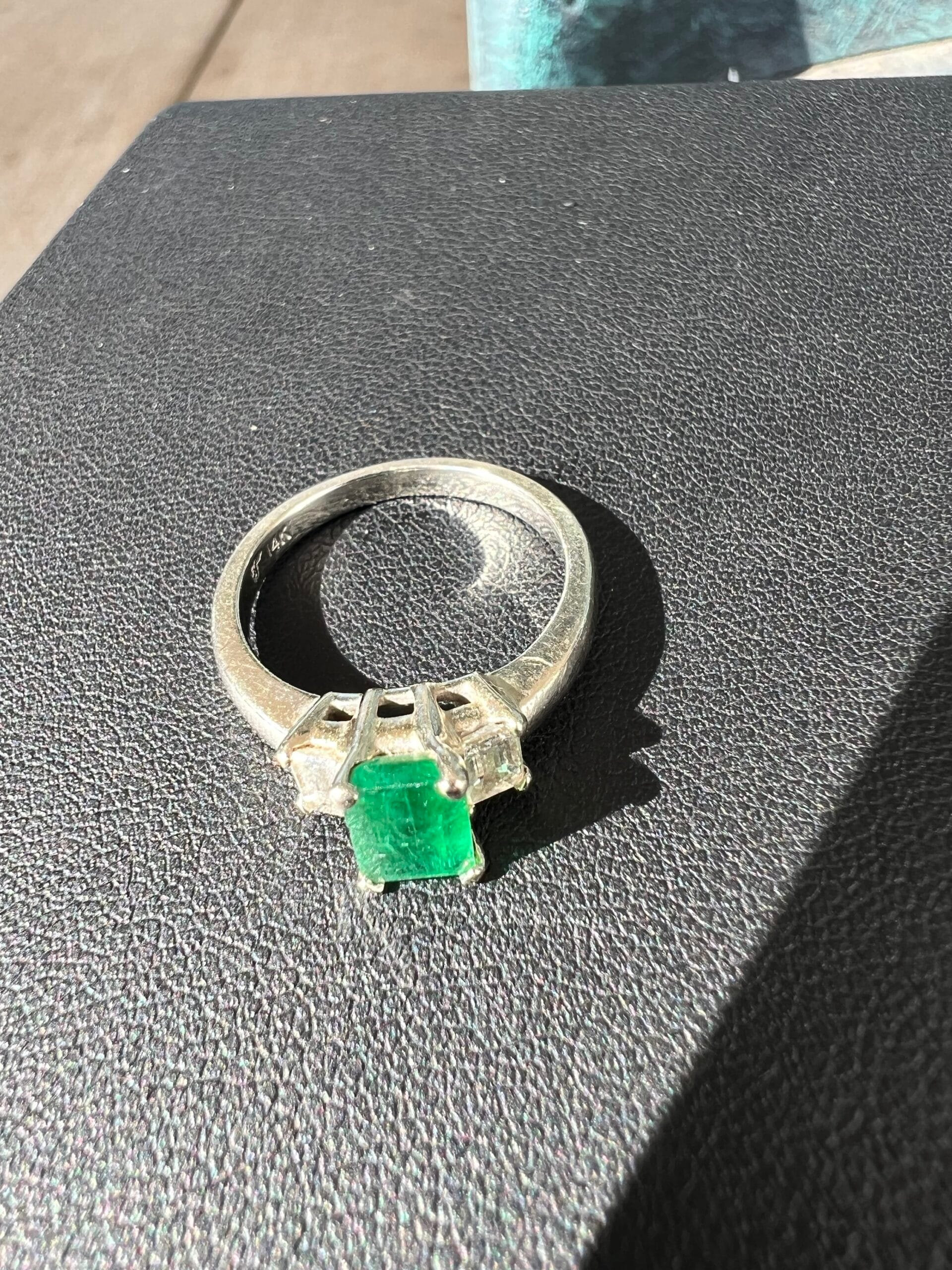 14k 3.7g White Gold with Emerald Sz 6.5 - Image 2