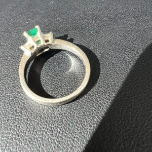 14k 3.7g White Gold with Emerald Sz 6.5 - Image 3