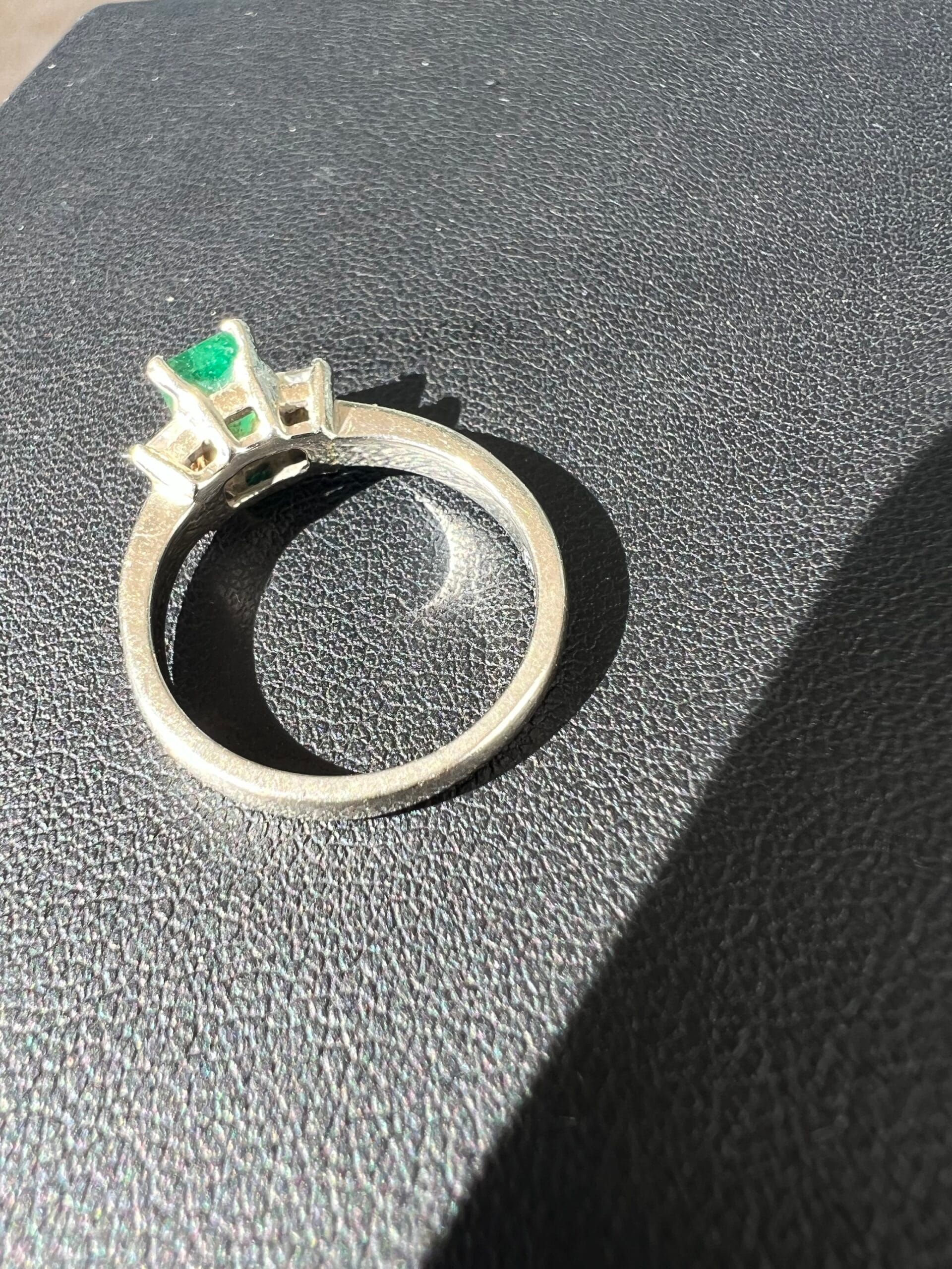 14k 3.7g White Gold with Emerald Sz 6.5 - Image 3