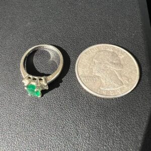 14k 3.7g White Gold with Emerald Sz 6.5 - Image 4