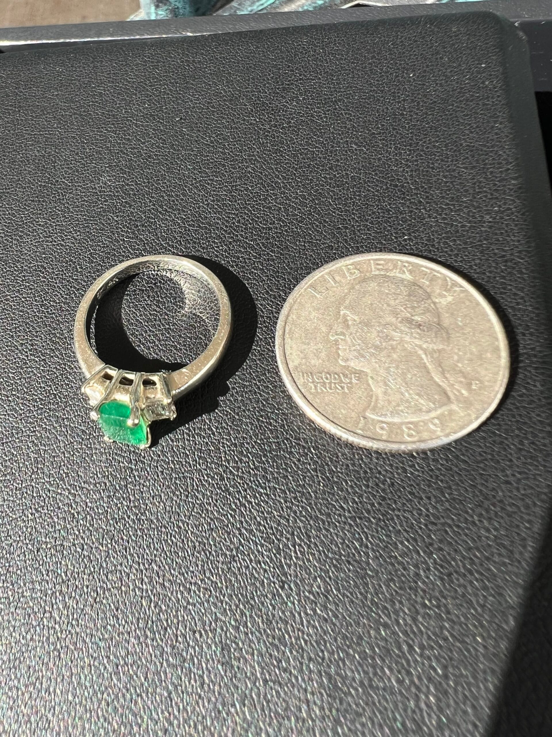 14k 3.7g White Gold with Emerald Sz 6.5 - Image 4